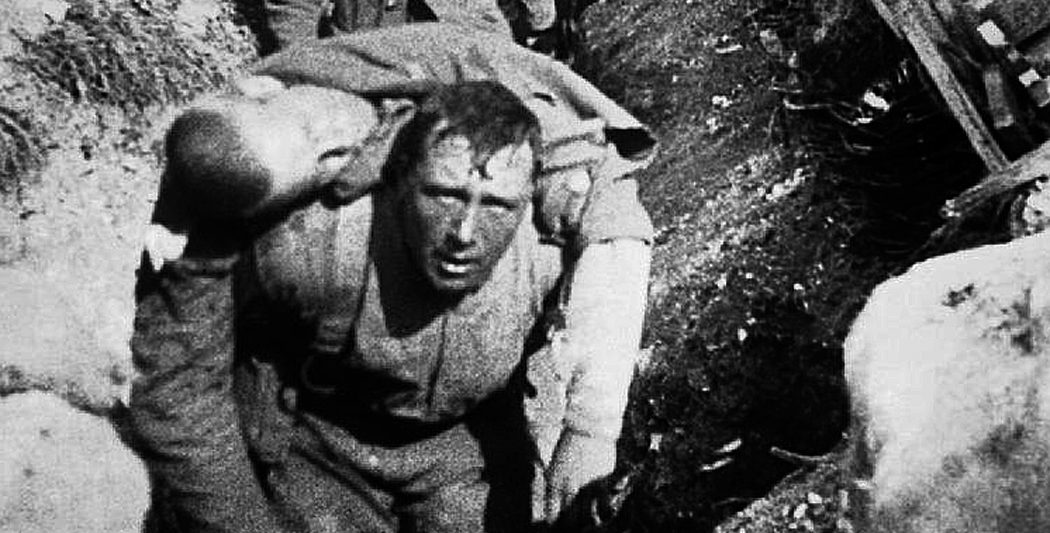 Soldat britannique portant un camarade blessé (ou mort ?) vers l'arrière en 1916 | Histoire | Historyweb.fr -6